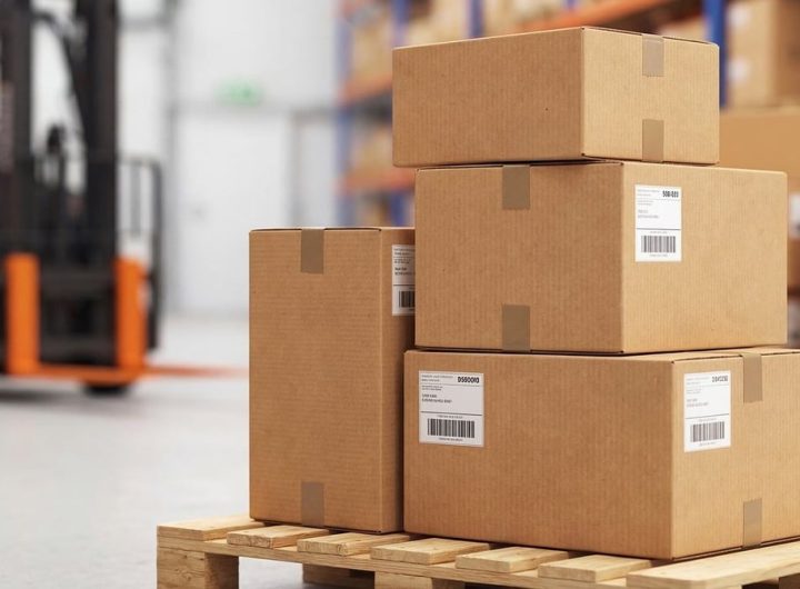 Des cartons empilés sur un palette en entrepôt avec une fourchette
