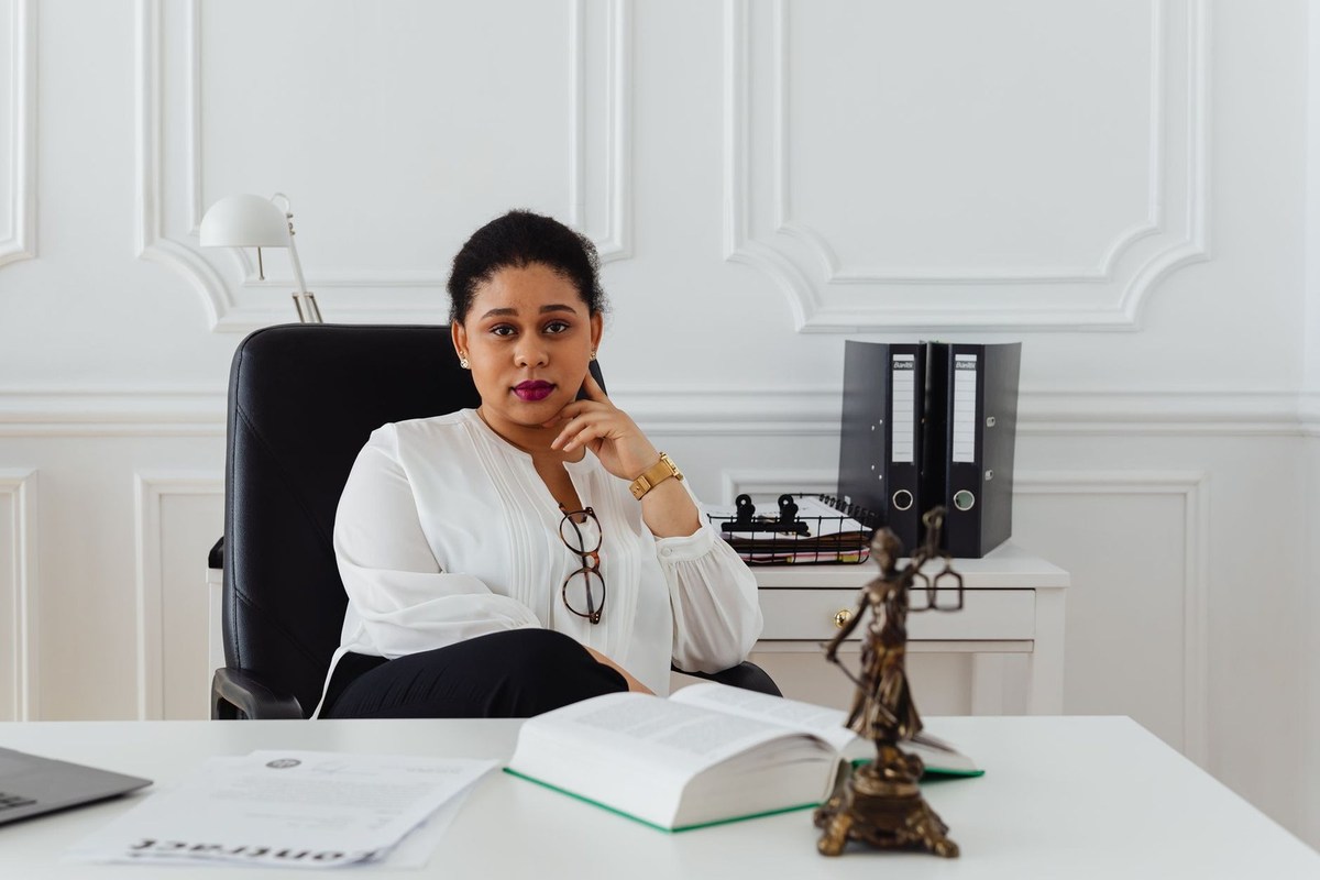 Professionnelle en blouse blanche, pensif, dans un environnement de travail Professionnelle en blouse blanche, pensif, dans un environnement de travail