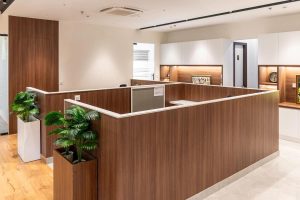 Intérieur d'un bureau avec des cloisons en bois et des plantes décoratives
