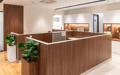 Intérieur d'un bureau avec des cloisons en bois et des plantes décoratives