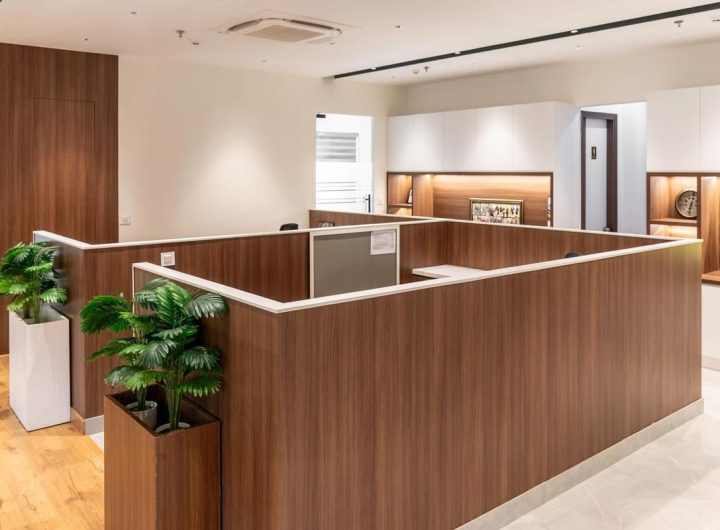 Intérieur d'un bureau avec des cloisons en bois et des plantes décoratives