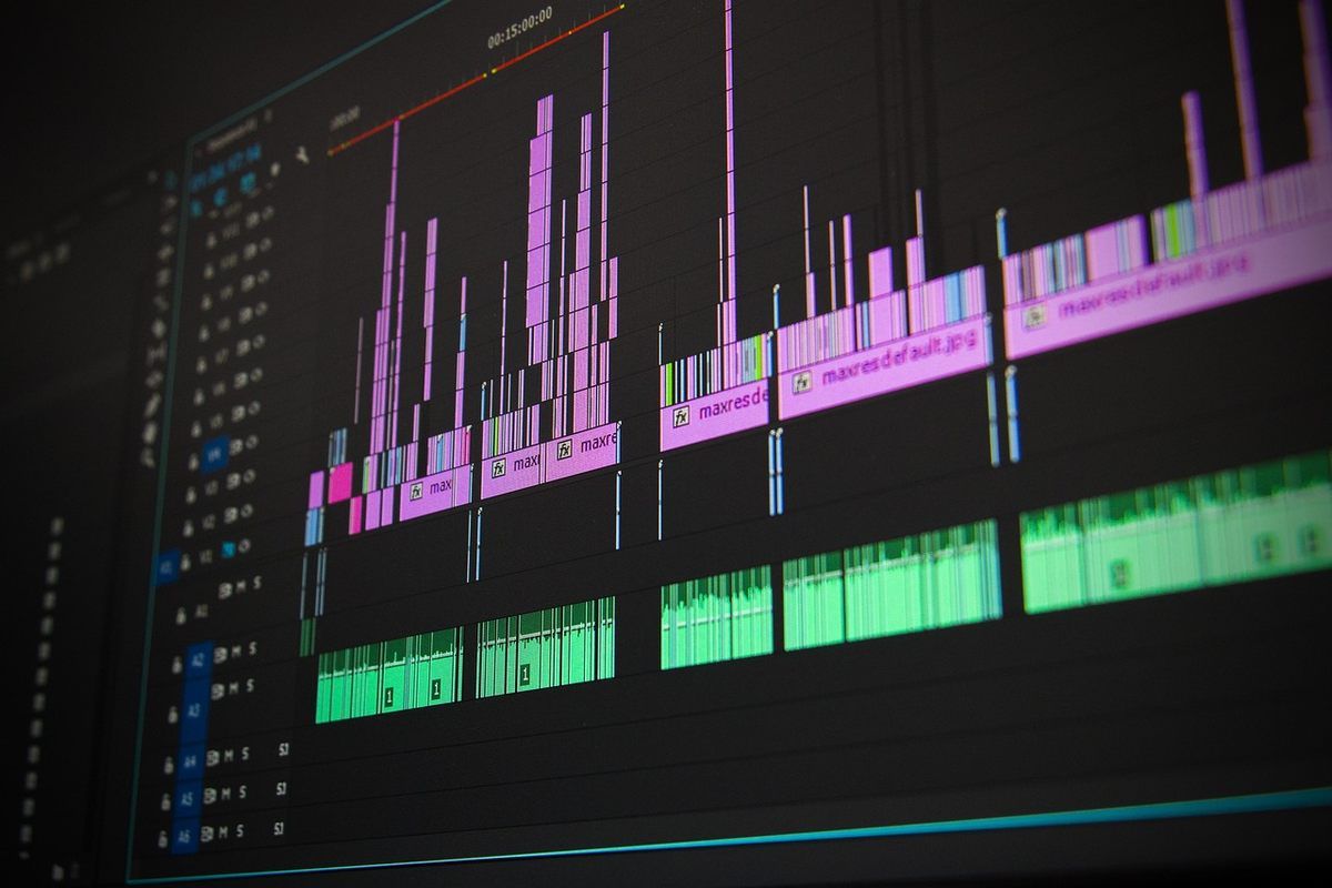 Écran montrant des pistes audio colorées dans un logiciel de montage