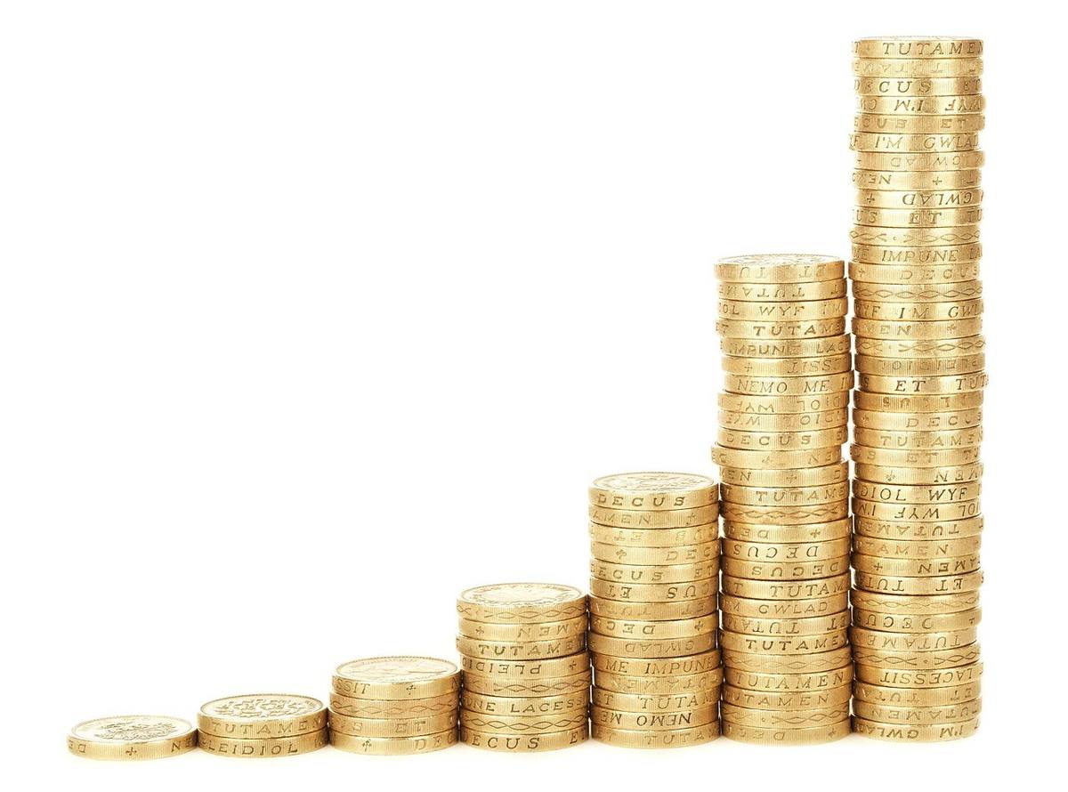 Pièces d'or en pyramide sur fond blanc