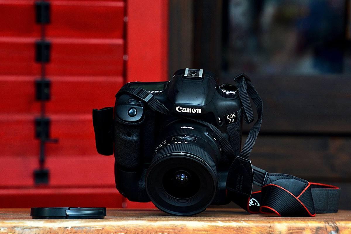 Canon DSLR sur une table avec un fond rouge Canon DSLR sur une table avec un fond rouge